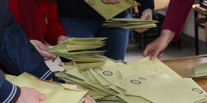 Saadet Parti'sinin oyu yarı yarıya düştü