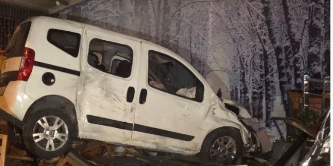 Başkent'te kadın sürücü otomobiliyle kafeye girdi: 1 yaralı