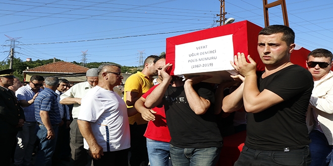 Karnından vurulan genç polise son tören