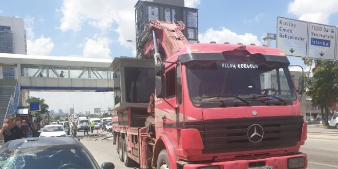 Başkentte vinç üst geçide çarptı: 1 yaralı