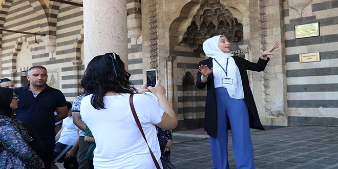Diyarbakır'a atanan öğretmenler kentin tarihini öğrencilerinden dinledi