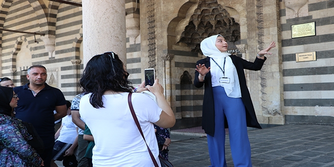 Diyarbakr'a atanan retmenler kentin tarihini rencilerinden dinledi