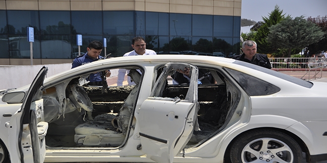 Yanan otomobildeki engelli genç ağır yaralandı