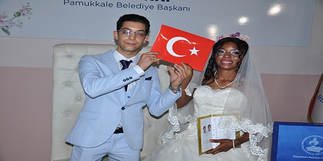 Babasının vasiyetini Afrikalı kızla evlenerek yerine getirdi