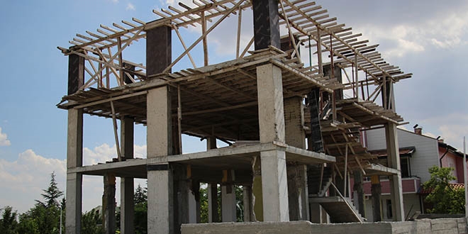 Başkent'te 4 katlı kaçak bine yıkıldı