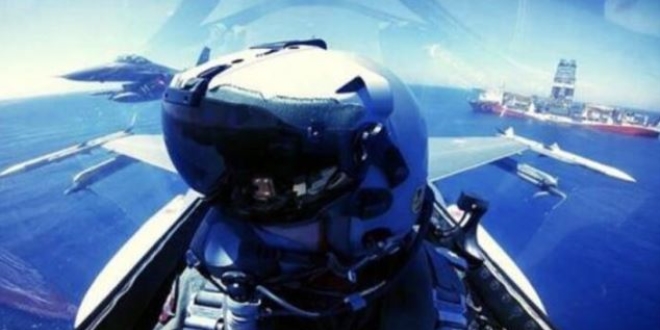 Türk F-16'ları 'Yavuz'u selamladı