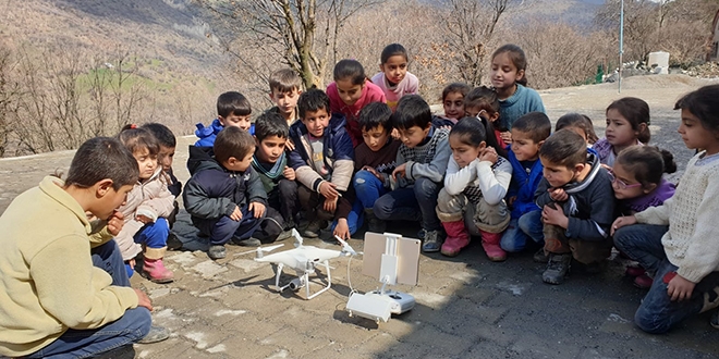 İlk defa drone gören masum çocuklar