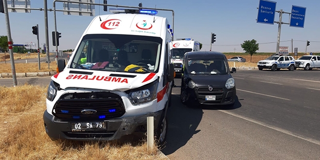 Ambulans ile hafif ticari araç çarpıştı: 4 yaralı