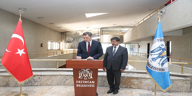 Bakan Selçuk 'Ziya Öğretmen ile Eğitim Buluşmaları' için Erzincan'da