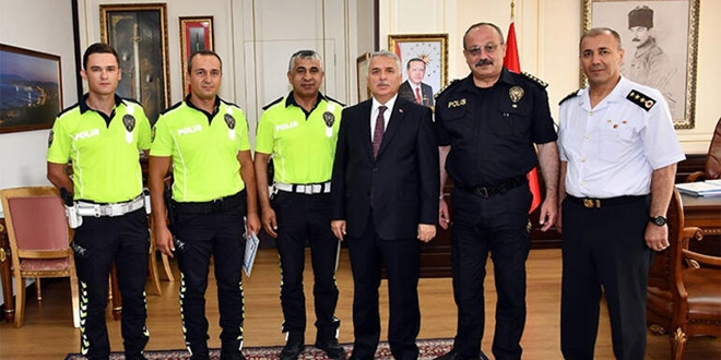 Öğrenciyi sınava yetiştiren polislere ödül