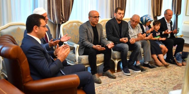 Ekrem İmamoğlu, görevine dua ederek başladı!