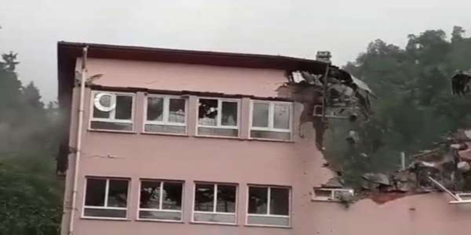 Araklı'da selde hasar gören okul yıkılıyor