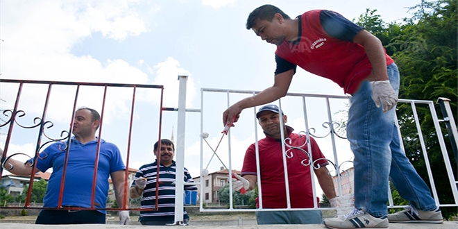 Tatile gitmeyen öğretmenler okulu boyadı