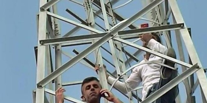 Her gün demir direkler üzerine çıkıyorlar