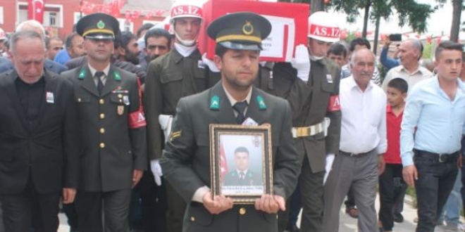 Şehit Astsubay Adem Tunç toprağa verildi