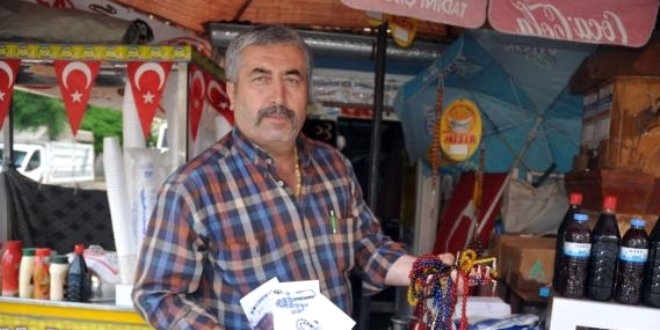'Kehribar' diye aldığı tespihler, değersiz çıktı