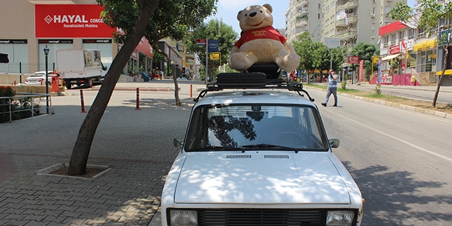 Dev oyuncak ayılı otomobille paket servis