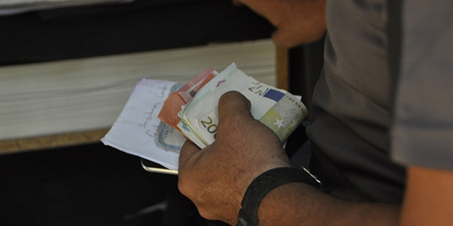 Otomobilin lastiğini kesip 22 bin avro çaldılar