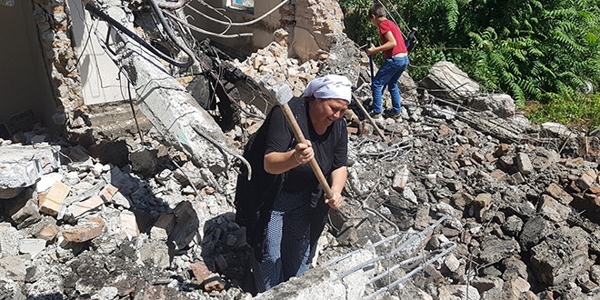 Ekmek parasını erkeklerle birlikte balyoz sallayıp çıkarıyor