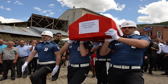 Denizde boğulan polis memuru memleketinde toprağa verildi