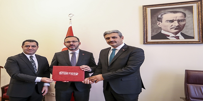 Bakan Kasapoğlu, halı saha sözünü tuttu
