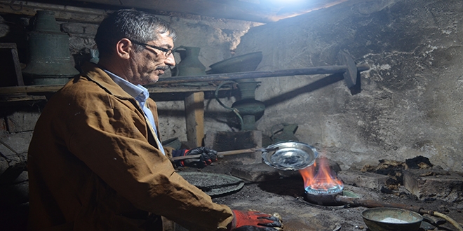 Baba yadigarı atölyede bakır kalaylıyor