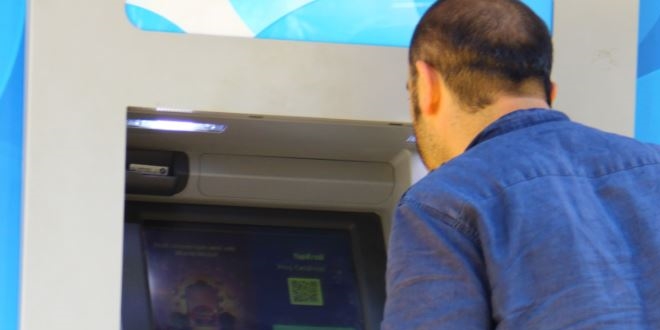 Polis kimse dolandırılmasın diye bankamatik başında nöbet tuttu