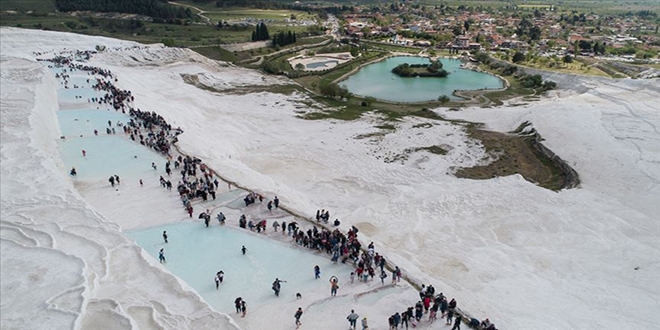 Pamukkale'yi 6 ayda 1 milyon turist gezdi