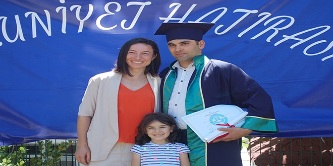 Okul birincisi olan öğrenci, öğretim görevlisi eşinden diplomasını aldı