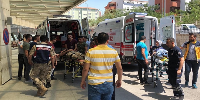 Askeri zırhlı aracın geçişi sırasında patlama: 2 asker yaralı