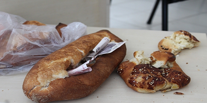 Paraları ekmek ve poğaçaların içerisine saklamışlar