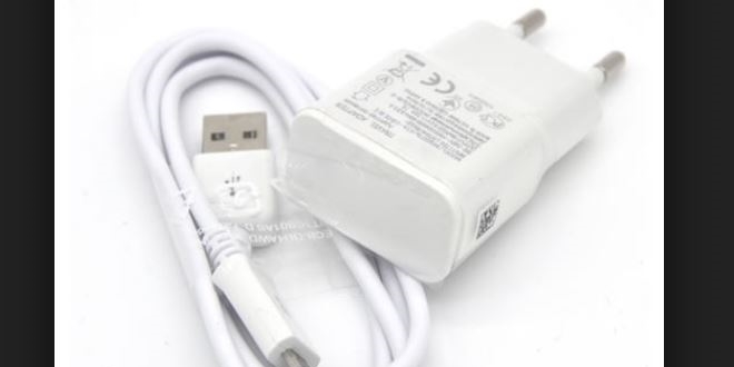 Camide telefonunu şarj etti, 2 lira bıraktı