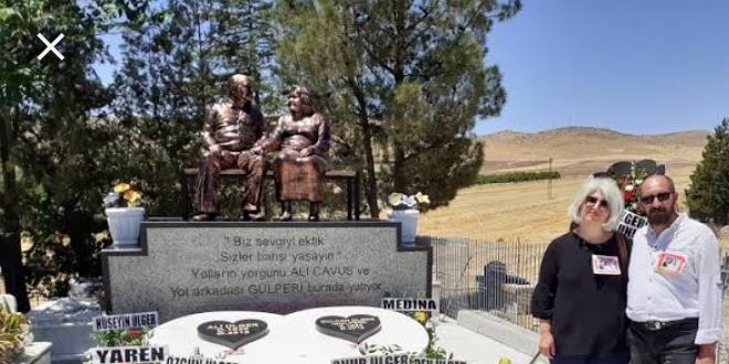 Anne ve babasının mezarlarına heykellerini yaptırdı