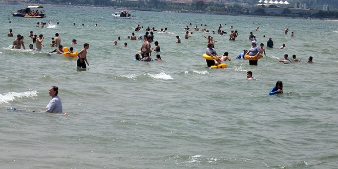 İstanbul'da sıcaklık 30 dereceyi aştı plajlar doldu