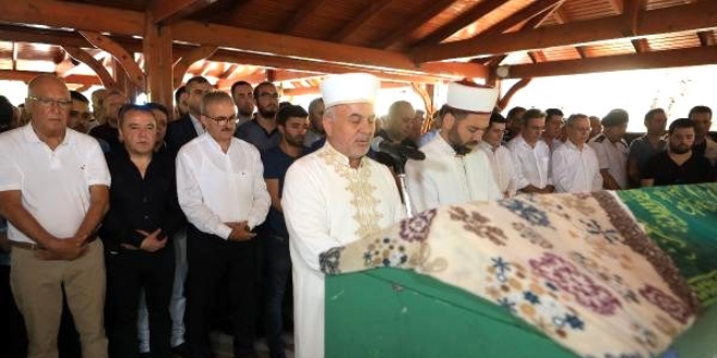 Başkan Böcek'in ablası toprağa verildi