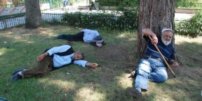 Sıcaktan bunalan vatandaşlar parklarda serinliyor