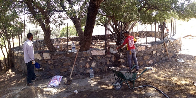 Türbenin restorasyonu öğretmen tarafından yapılıyor
