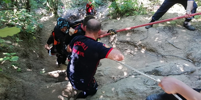 Dereye düşen kadını itfaiye eri sırtına alarak kurtardı