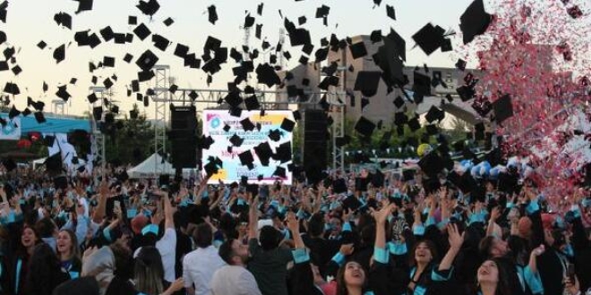 Ömer Halisdemir Üniversitesi'nde mezuniyet coşkusu