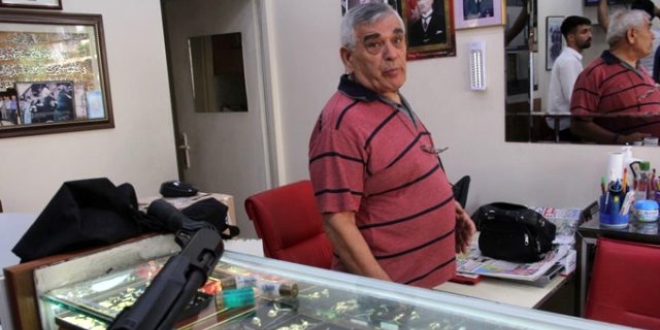 Dükkanına gelen hırsızı 'yemek ısmarlayayım' diyerek soygundan vazgeçirdi