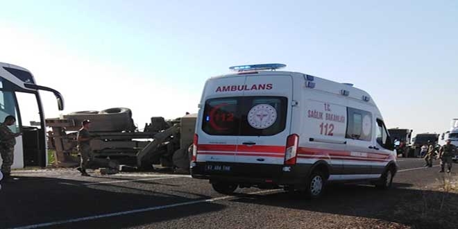 Sınıra zırhlı araç sevkıyatı yapan tır devrildi: 2 asker yaralı