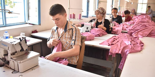 Atıl durumdaki okula kurulan atölyeden ihracat
