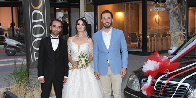 Başkanın makam aracı gelin arabası, kendisi de şoför oldu