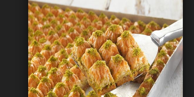 Baklavaclardan saldrya tepki olarak hamile kadnlara bedava baklava