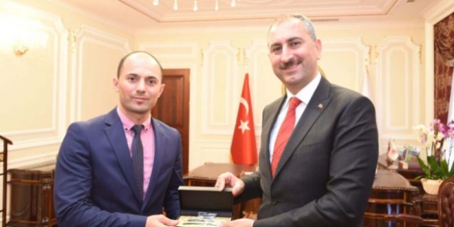 Adalet Bakanı, Dünya Klavye Şampiyonu Bakanlık çalışanı Aşkın'ı kabul etti