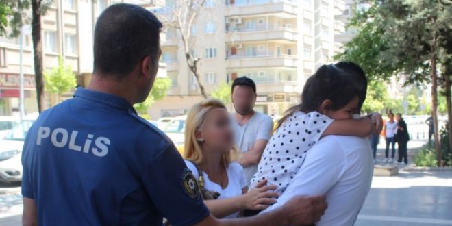Annesine gitmek istemeyen çocuk sokağı inletti