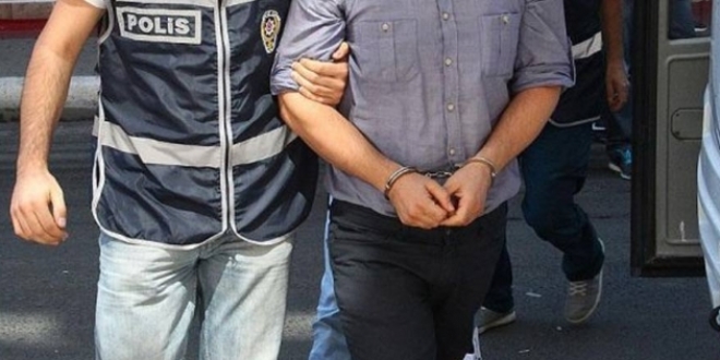 Göçmen kaçakçılığı yapan emekli başkomiser tutuklandı