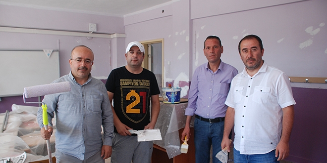 Okul müdürleri sınıfları boyadı
