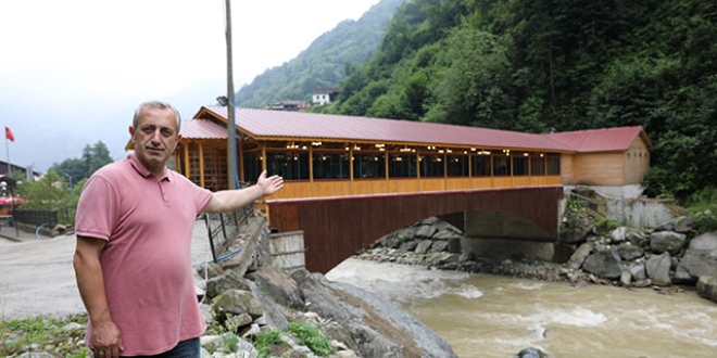 Ormana giden yol, ziyaretçileri kendine hayran bırakıyor