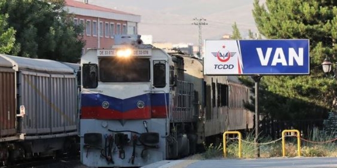 Tahran-Ankara treninin ilk yolcuları Van'a ulaştı